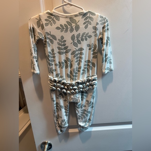 Spearmint Love Bamboo Fern Print White and Green Unisex Footed Onesie 3-6 - Picture 2 of 2